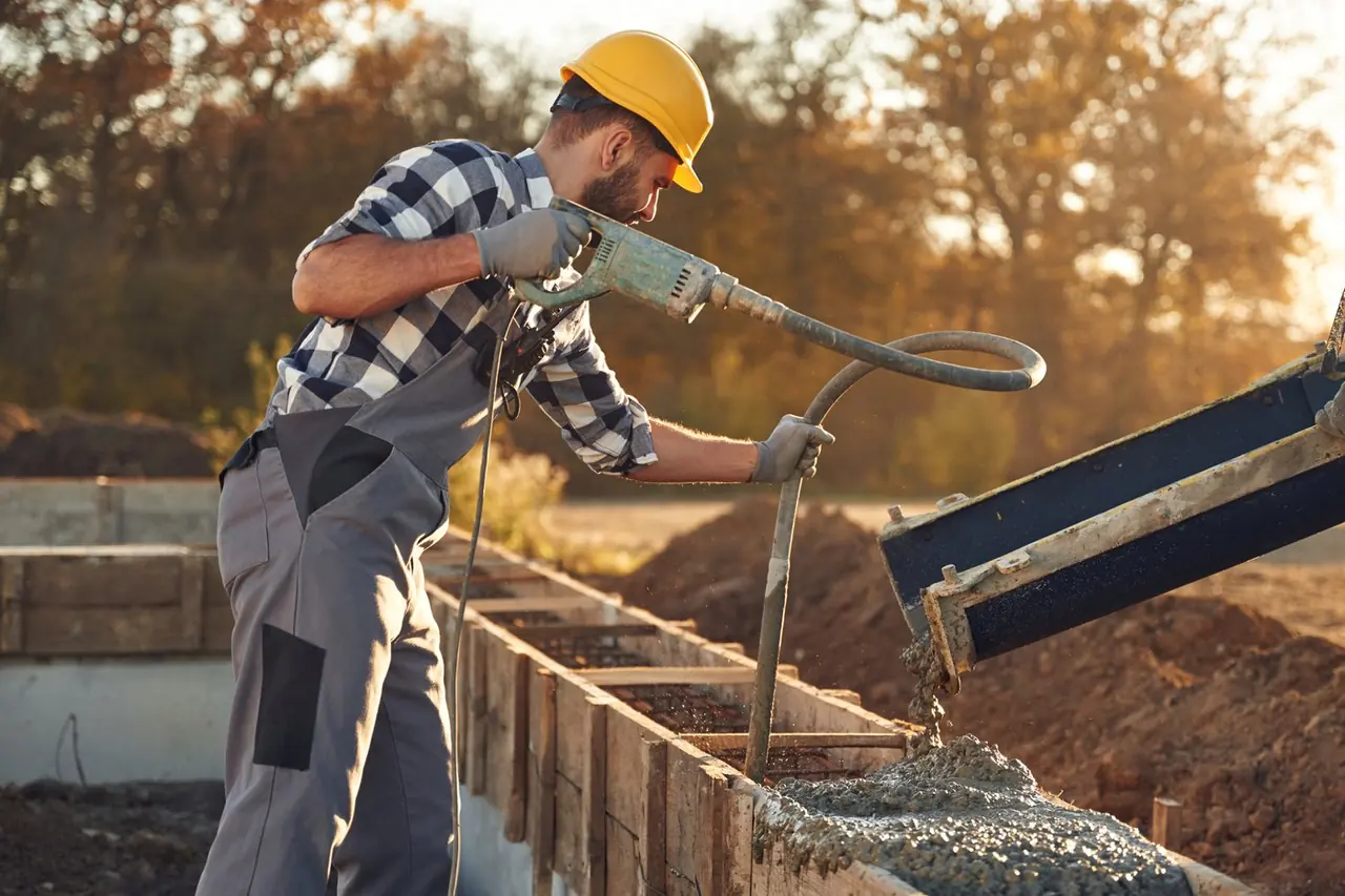 Beton bedolgozása egy építési munkaterületen.